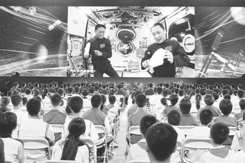 9月21日,在北京航空航天大学,学生收看“天宫课堂”第四课 新华社发